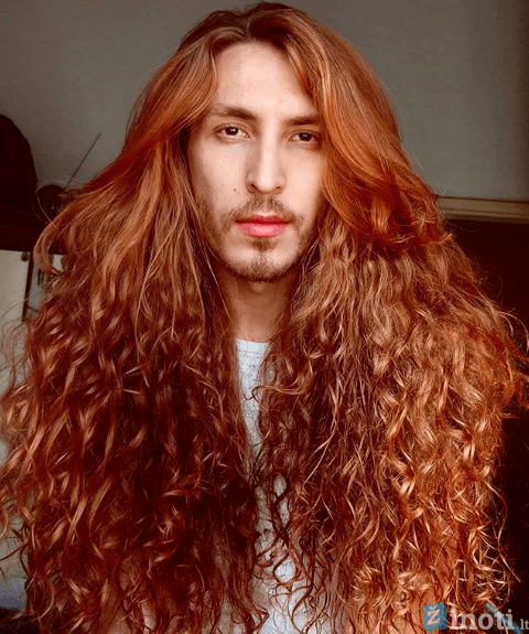 vyrai ilgais plaukais