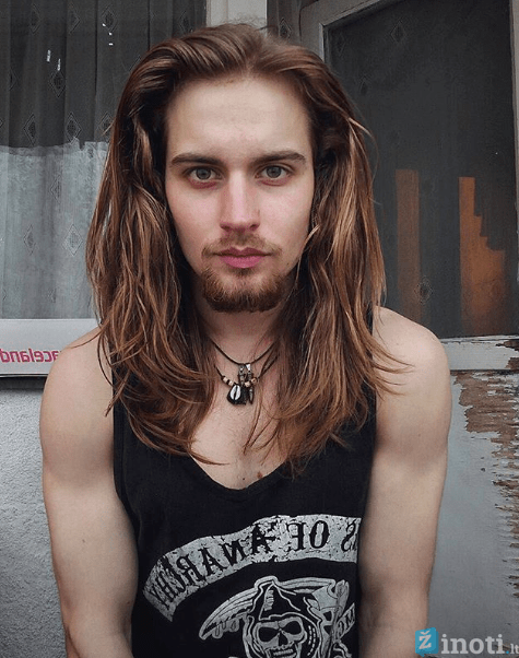 vyrai ilgais plaukais