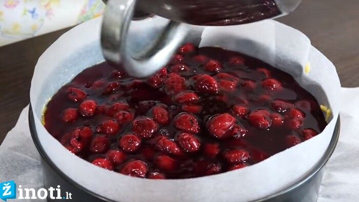 Tortas su vyšniomis ir šokoladu