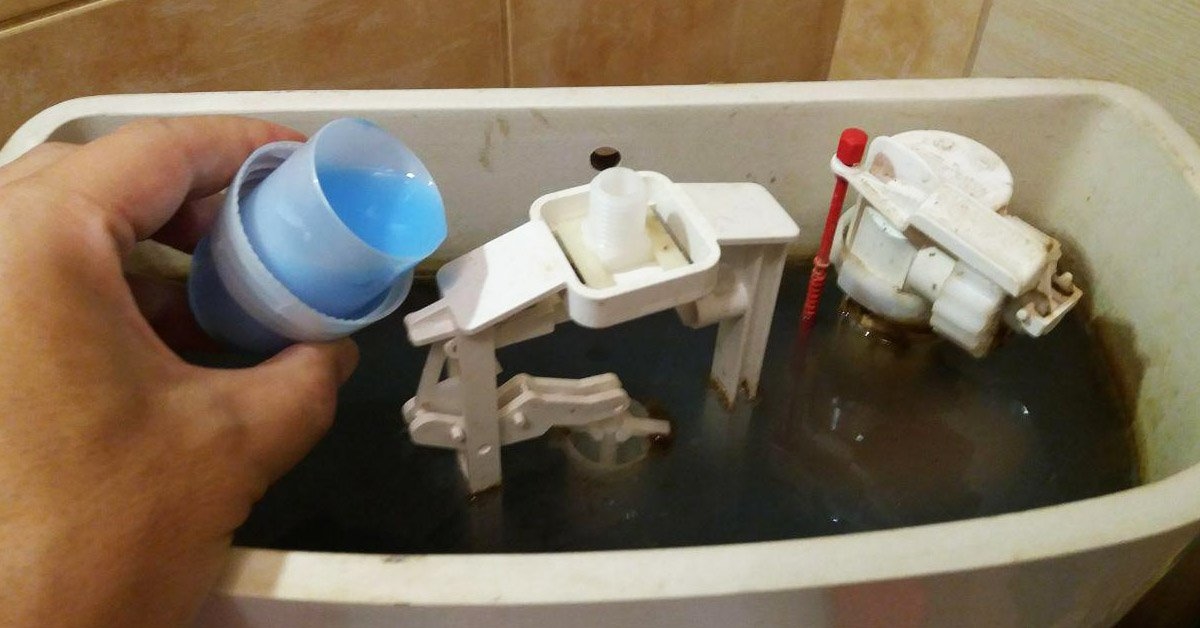 Kodėl audinių minkštiklio reikėtų pilti į tualeto bakelį?