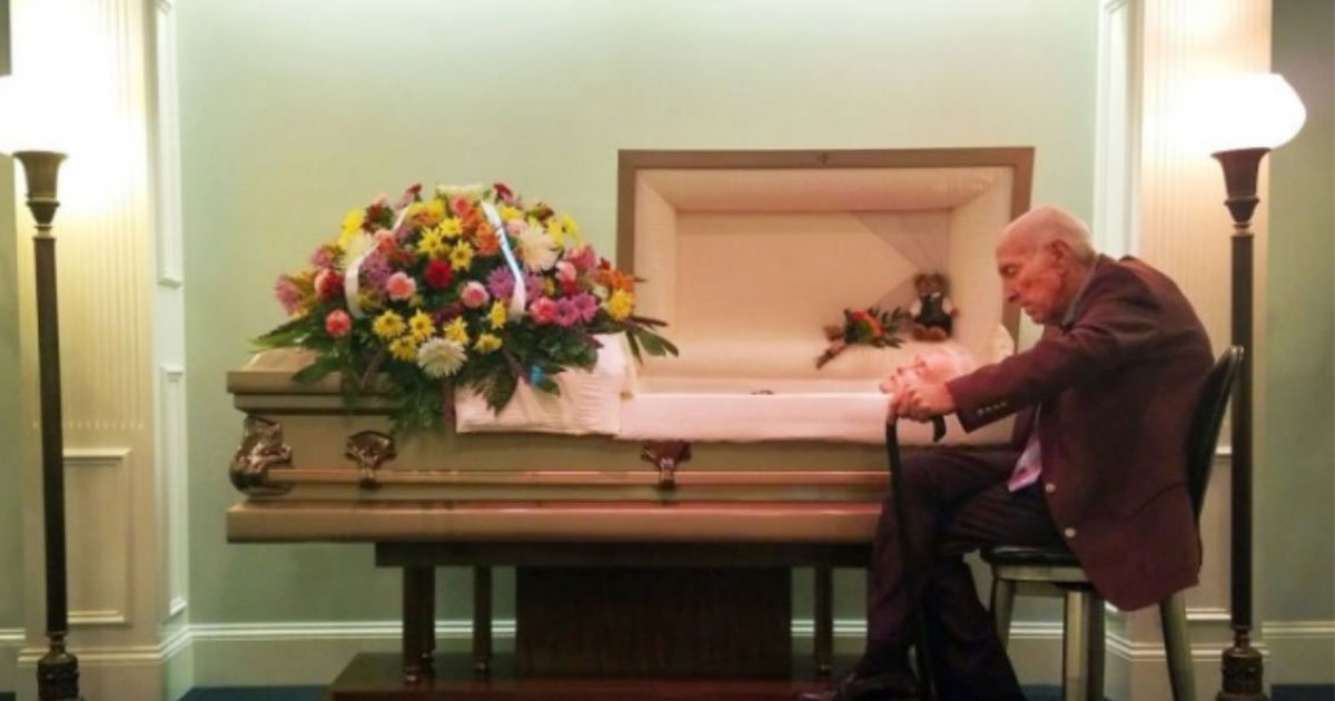 Senolis prie žmonos karsto sušnabždėjo žodžius, kurie pravirkdė daugelį