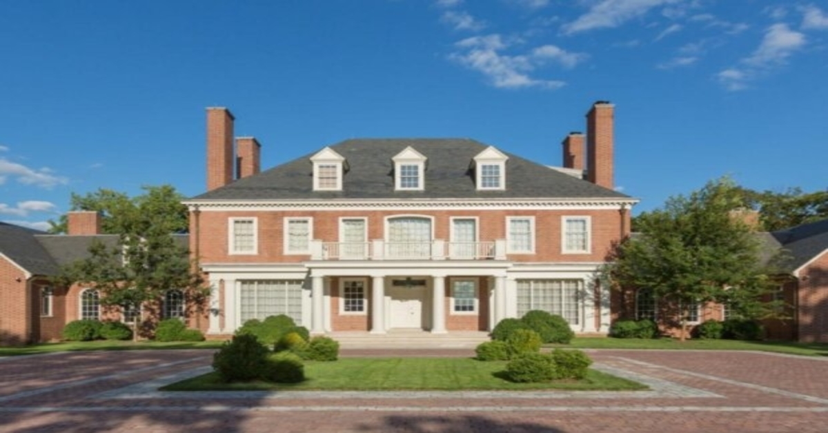 Verslininkas nusipirko seną vienuolyną ir pavertė jį prašmatniu kaimo nameliu