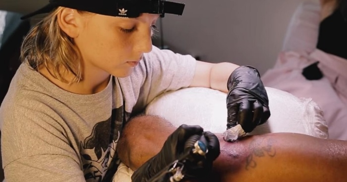 Matematikos mokytojas nuėjo pasidaryti tatuiruotės. Pamatęs, kas yra tatuiruočių meistras, jis buvo šokiruotas!