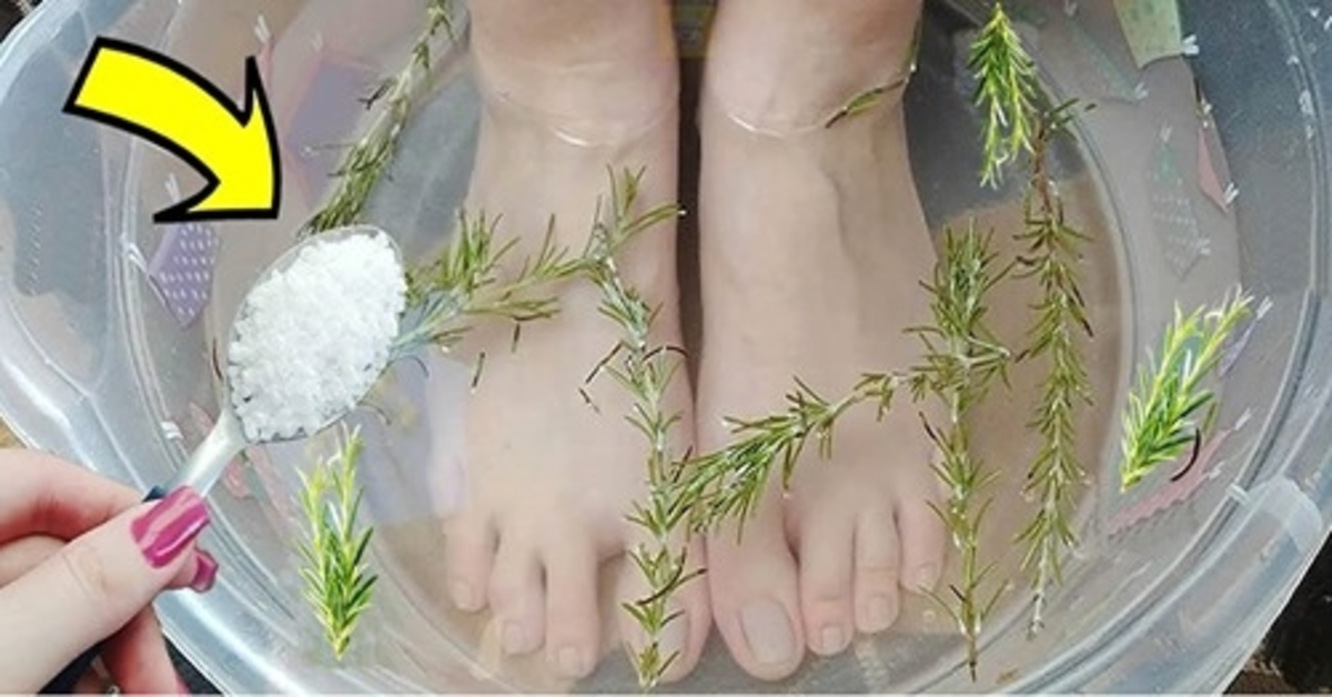 Vonelė su rozmarinu ir druska padės nuo kojų skausmo, tinimo ir venų varikozės