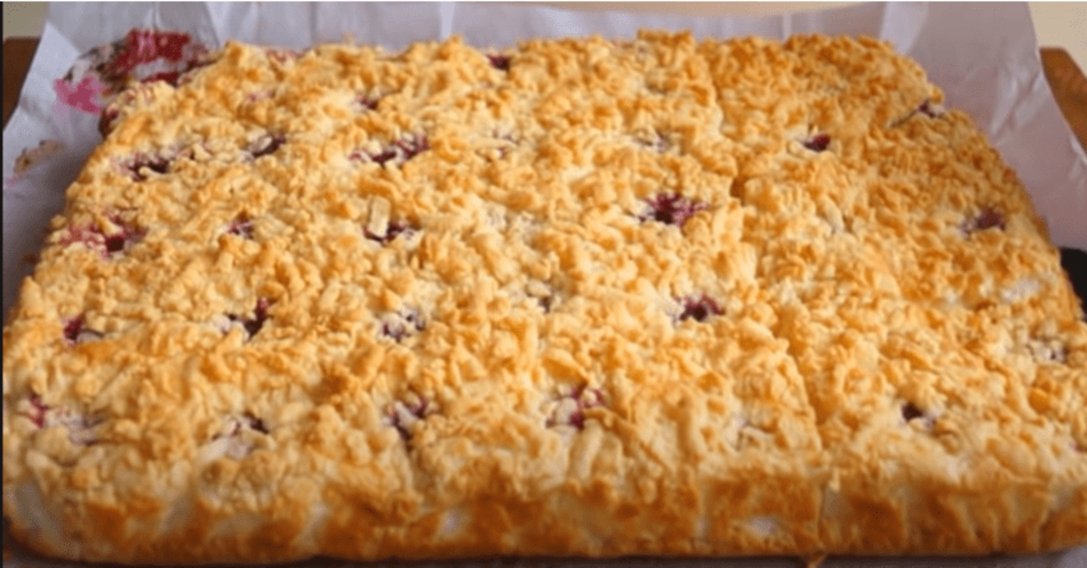 Norėsite jį kepti kasdien: neprilygstamo skonio pyragas su grietininiu kremu