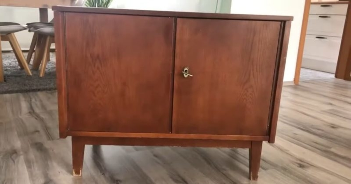 Net sena komoda gali būti pritaikyta moderniam interjerui