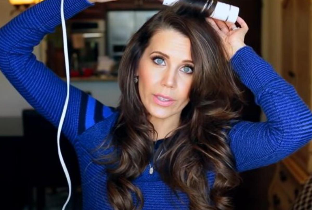 Jauninančios šukuosenos: Idėjos, kurios padės atrodyti jauniau