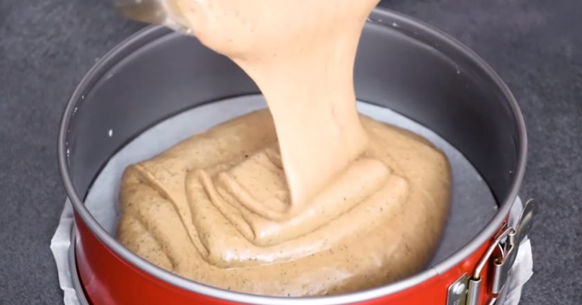 Šokoladinis obuolių pyragas kepimo forma