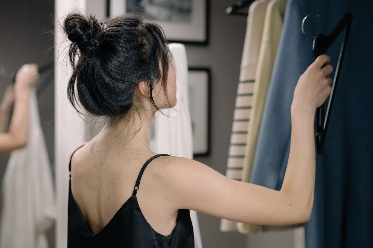 Nemalonus kvapas spintoje? Šie paprasti būdai padės jo atsikratyti