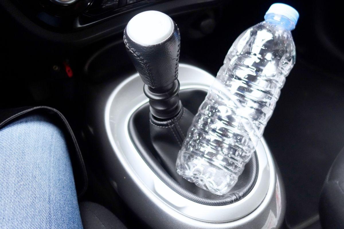 Niekada nepalikite vandens buteliuko įkaitusiame automobilyje – štai kodėl!