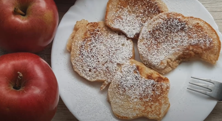 Tiesiog sutarkuoju tris obuolius, įdedu du kiaušinius ir truputį miltų: pigus ir puikus užkandis visai šeimai!