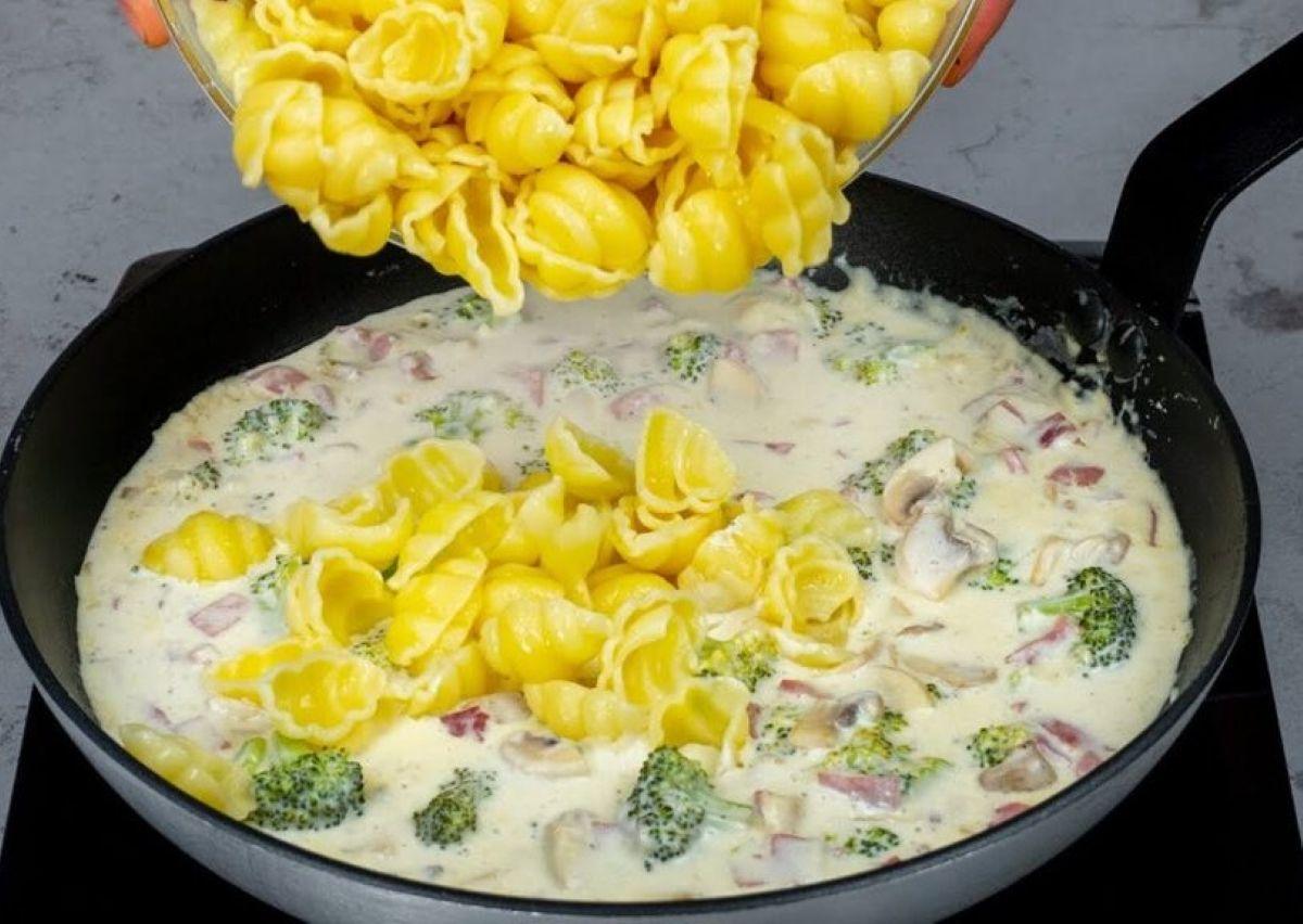 Kreminiai makaronai su brokoliais ir lydytu sūriu: vaikai juos dievina!