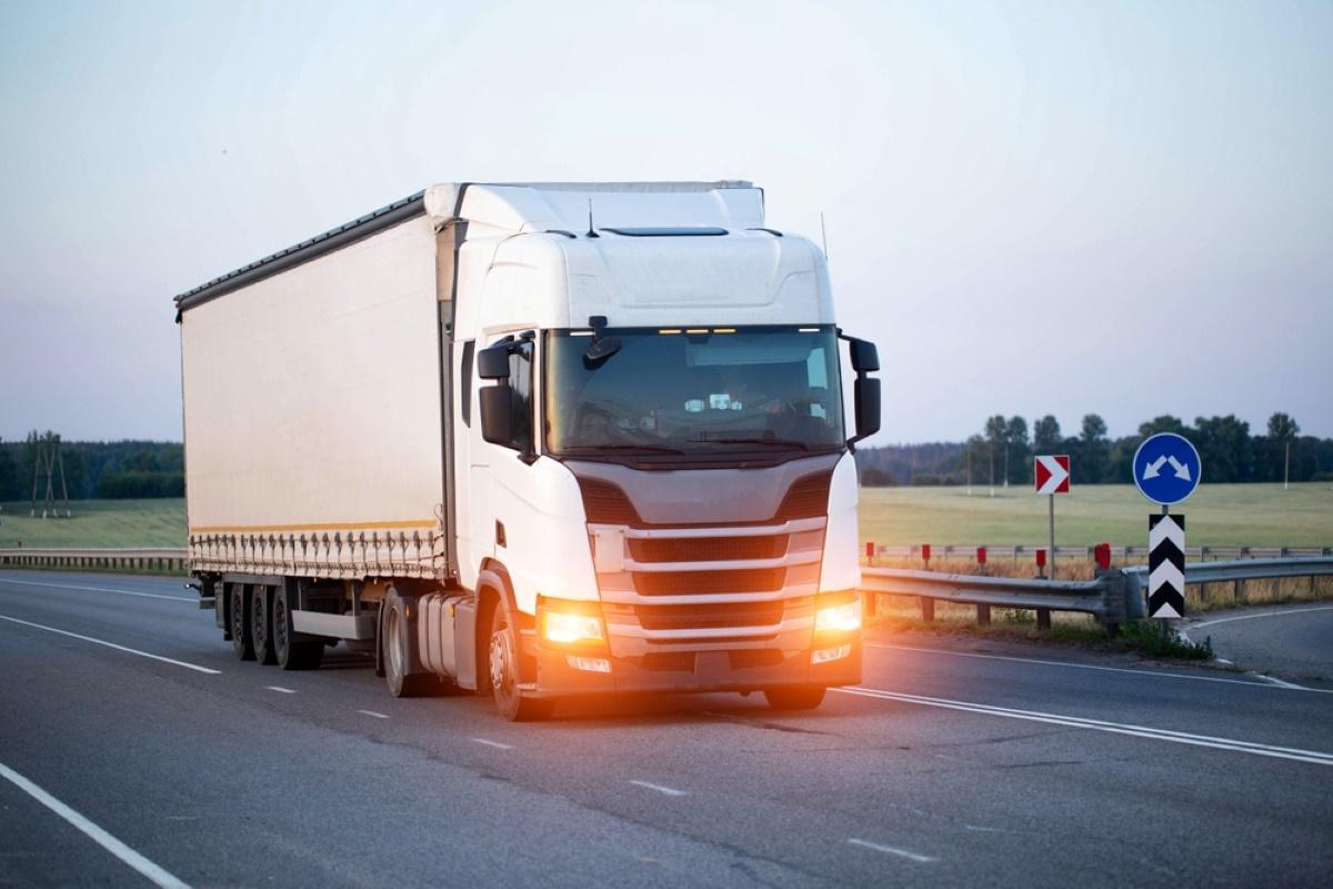 Sunkiai persijungiančios sunkvežimio pavaros – galimos priežastys ir sprendimai