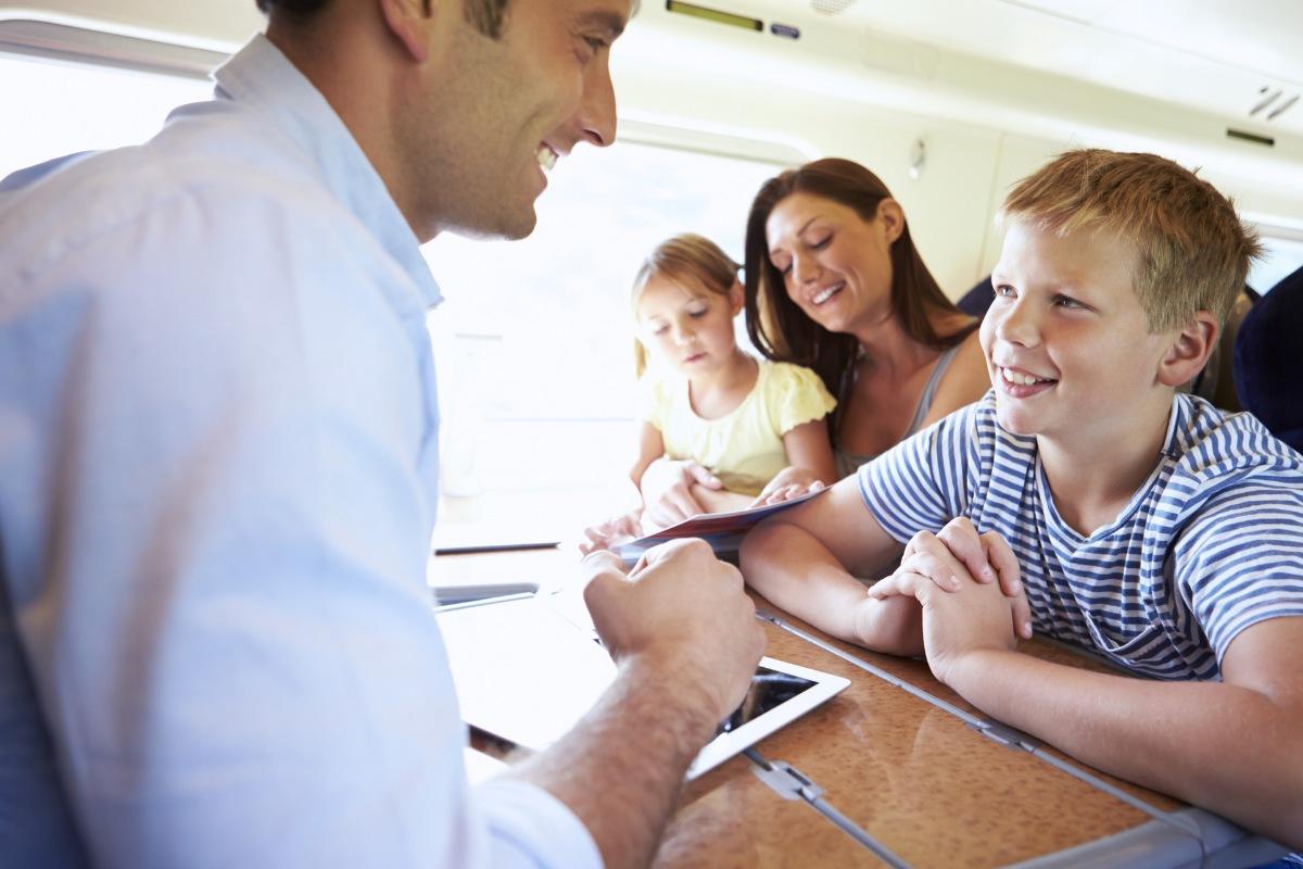 Lengvatos keliaujantiems traukiniais – kas gali pasinaudoti ir kaip sutaupyti