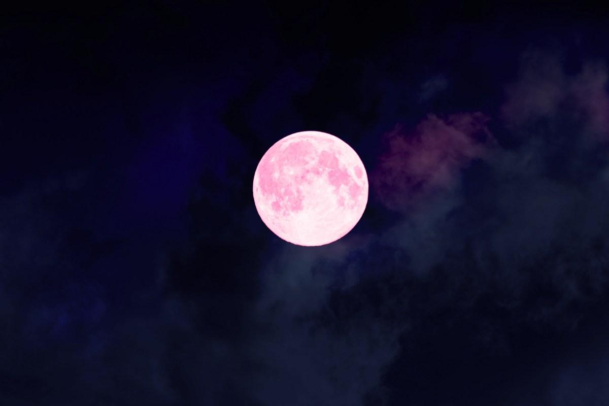 Rožinė pilnatis 2025 m. balandį: kaip ji paveiks Zodiako ženklus ir ką verta daryti