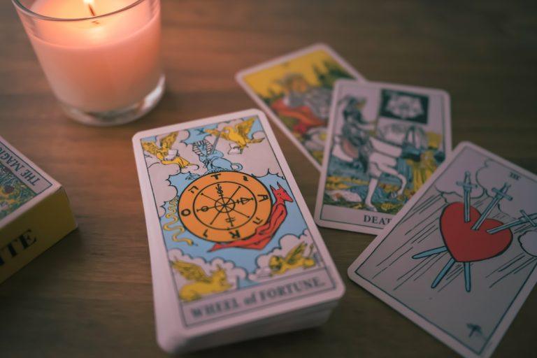Taro prognozė 2025 m. balandžiui: kortų reikšmės visiems Zodiako ženklams