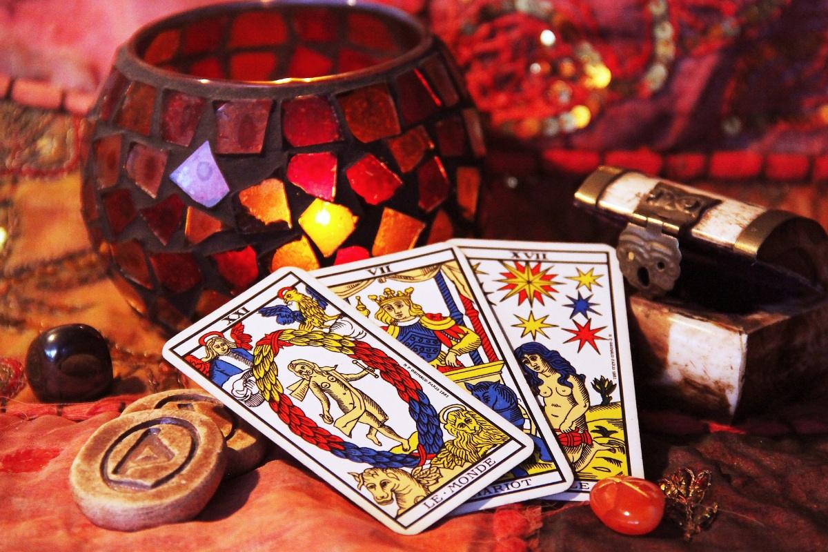 Taro prognozė 2025 m. balandžiui: kortų reikšmės visiems Zodiako ženklams