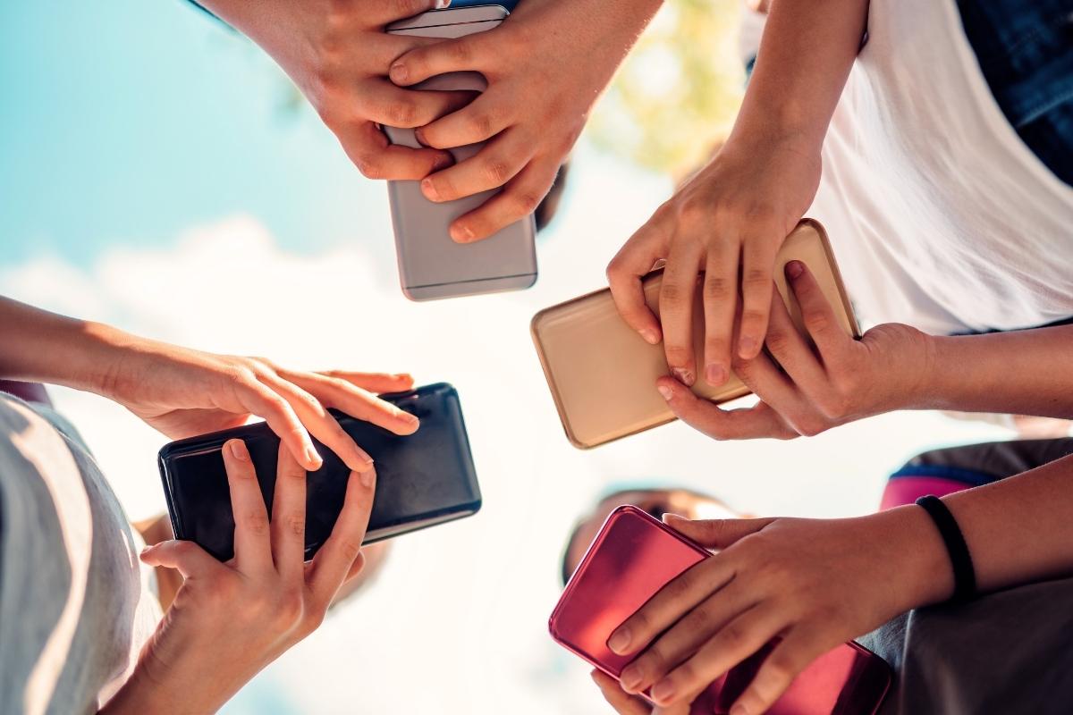 Gamintojai įspėja dės „35 taisyklės“ – per didelis karštis gali negrįžtamai pažeisti išmaniojo telefono bateriją. Sužinokite, kaip apsaugoti savo įrenginį nuo perkaitimo.