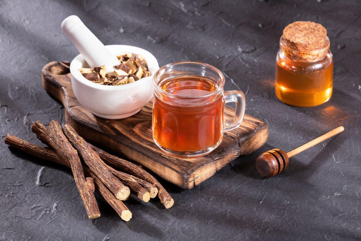 Saldymedžio šaknies arbata: natūrali pagalba gerklės skausmui malšinti