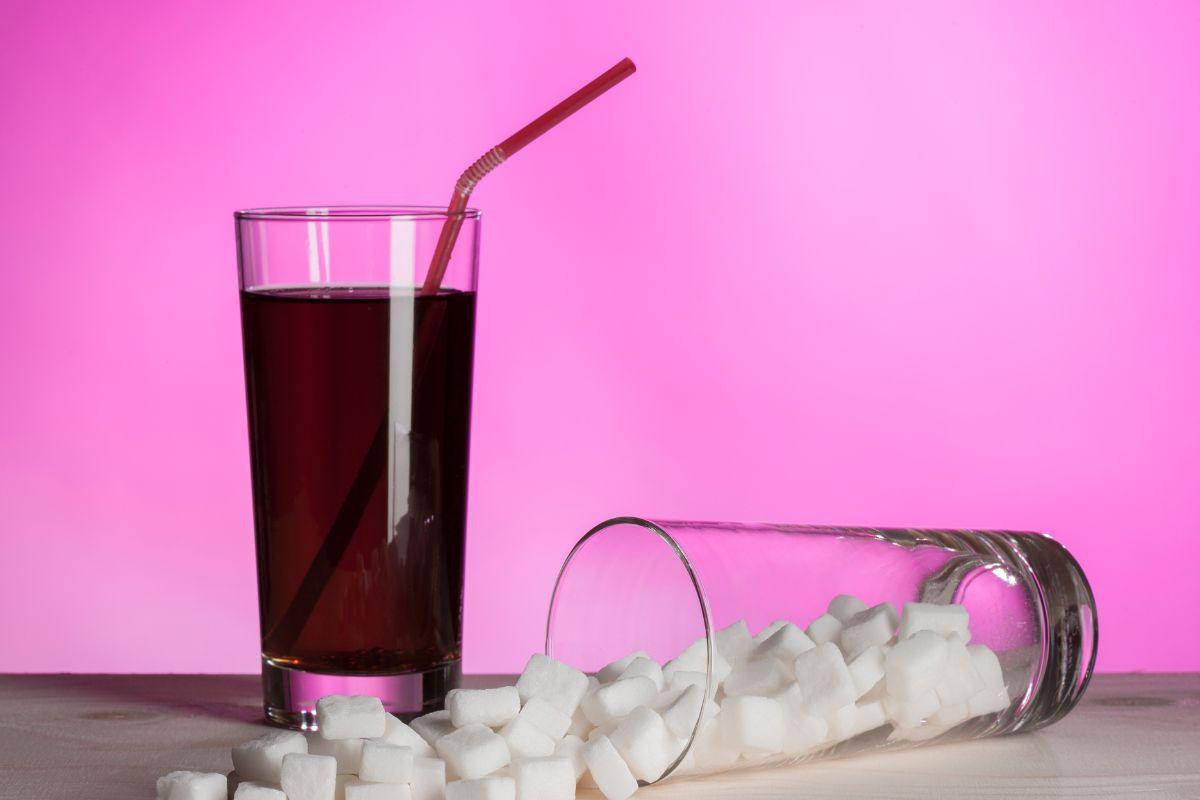 Cukrus gėrimuose: kodėl jis pavojingesnis nei maiste?