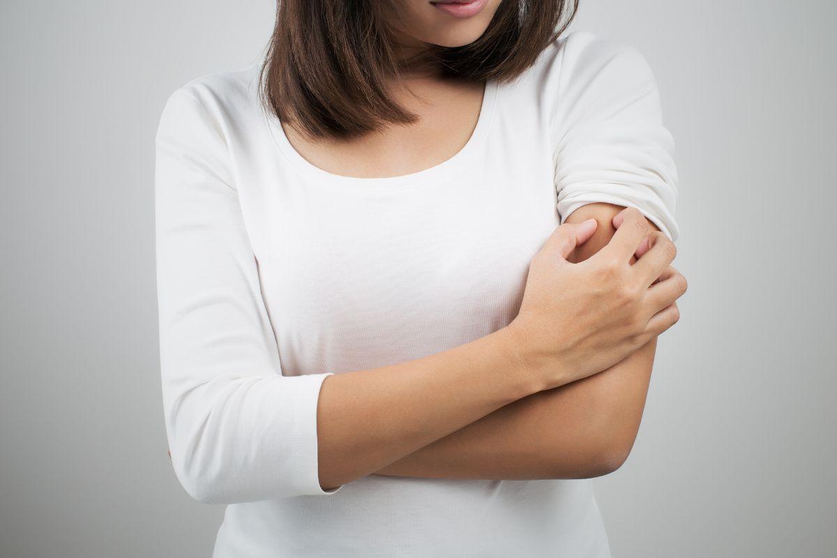 Kodėl psichogeninis niežulys priverčia mus kasytis be jokios priežasties