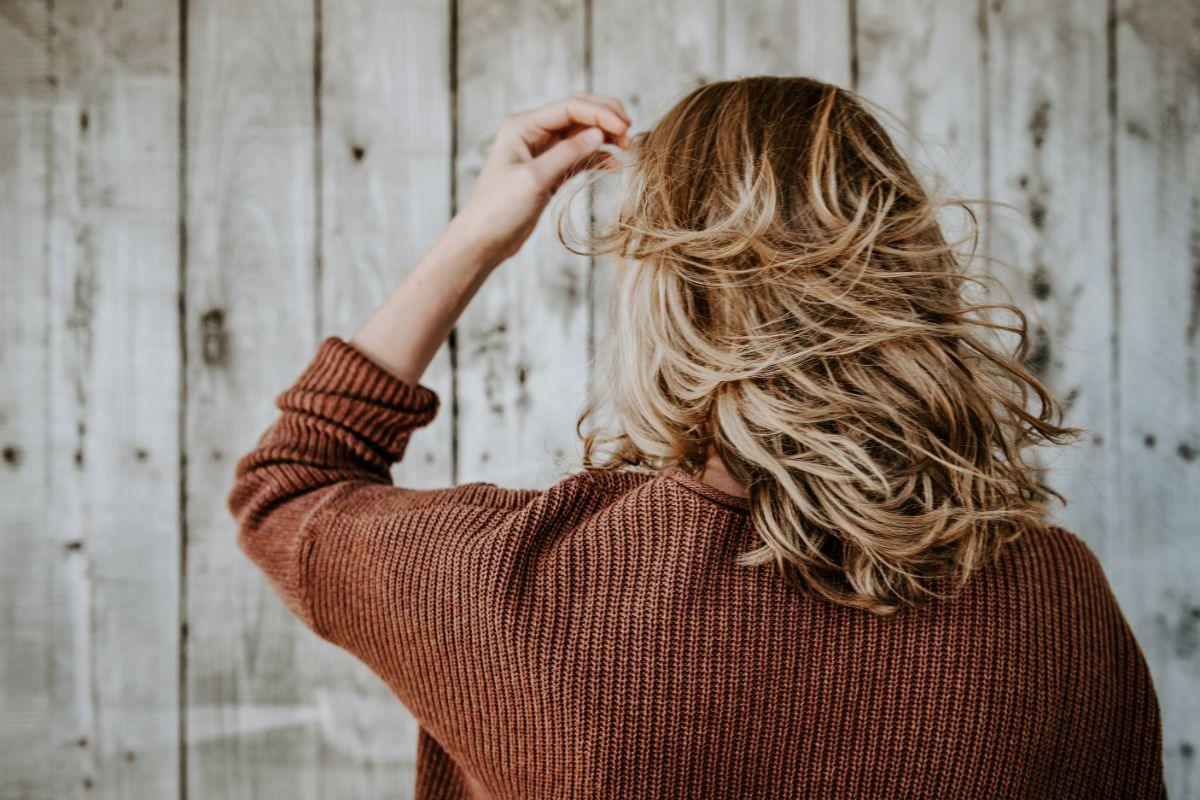 Ar darote tai kasdien? Ekspertai įvardijo plaukų priešus po 40 metų