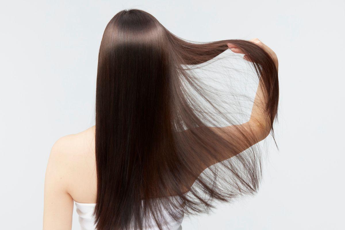 Kaip moterys virš 40 metų gali padaryti plonus plaukus storesnius ir atrodyti moderniai be sudėtingo kirpimo