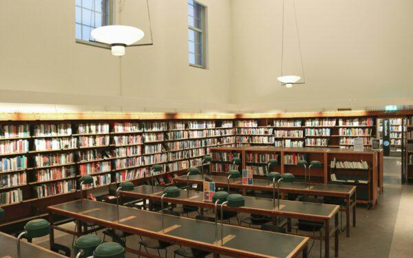 Ar bibliotekų skaityklos dar reikalingos skaitmeniniame amžiuje? Kodėl ten vis dar renkasi žmonės