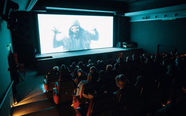 Ką šiandien reiškia būti kino žiūrovu? Kaip keičiasi mūsų santykis su ekranu