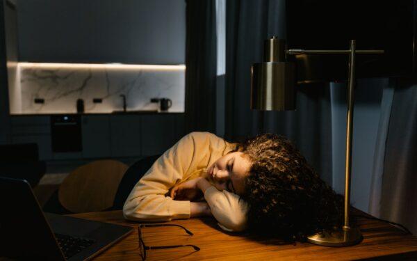 Kaip atpažinti „tylų“ pavasarinį nuovargį? 6 požymiai, kad kūnui trūksta atokvėpio