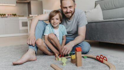 Kaip paversti tvarkymąsi namuose bendru žaidimu? Idėjos, kurios augina vaiko savarankiškumą