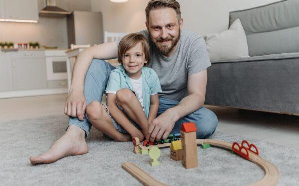 Kaip paversti tvarkymąsi namuose bendru žaidimu? Idėjos, kurios augina vaiko savarankiškumą