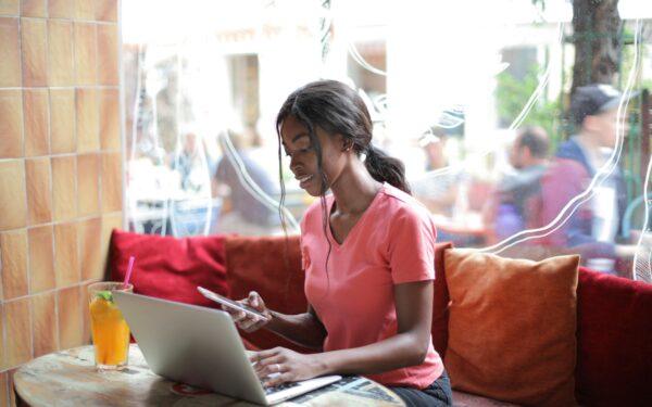 Kaip saugiai naudoti viešą „Wi-Fi“ keliaujant? Praktiniai patarimai telefonui ir kompiuteriui